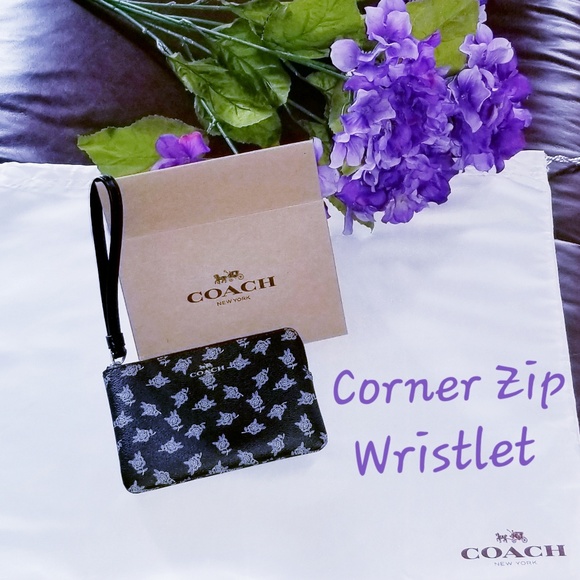 Coach Handbags - 🦋🆕️💯Authentic Coach Corner Zip Wristlet F39229